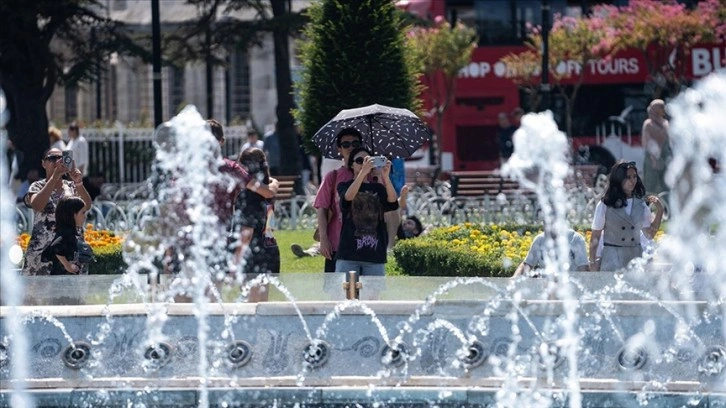 Nemli ve sıcak havadan bunalan İstanbullar sahillere koştu