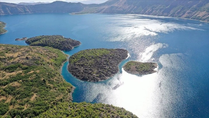 Nemrut Jeoparkı'ndaki lav kalıntıları dronla görüntülendi