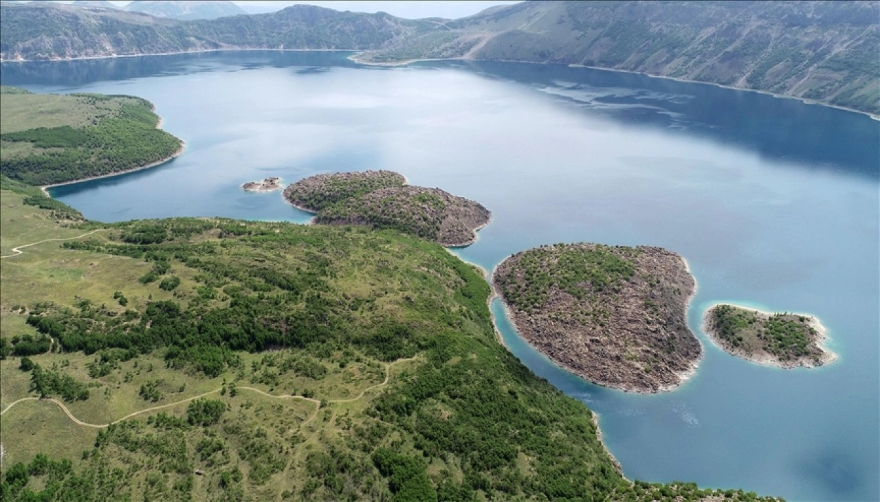 Nemrut Kalderası mavi ve yeşil renkli gölleriyle ziyaretçileri cezbediyor