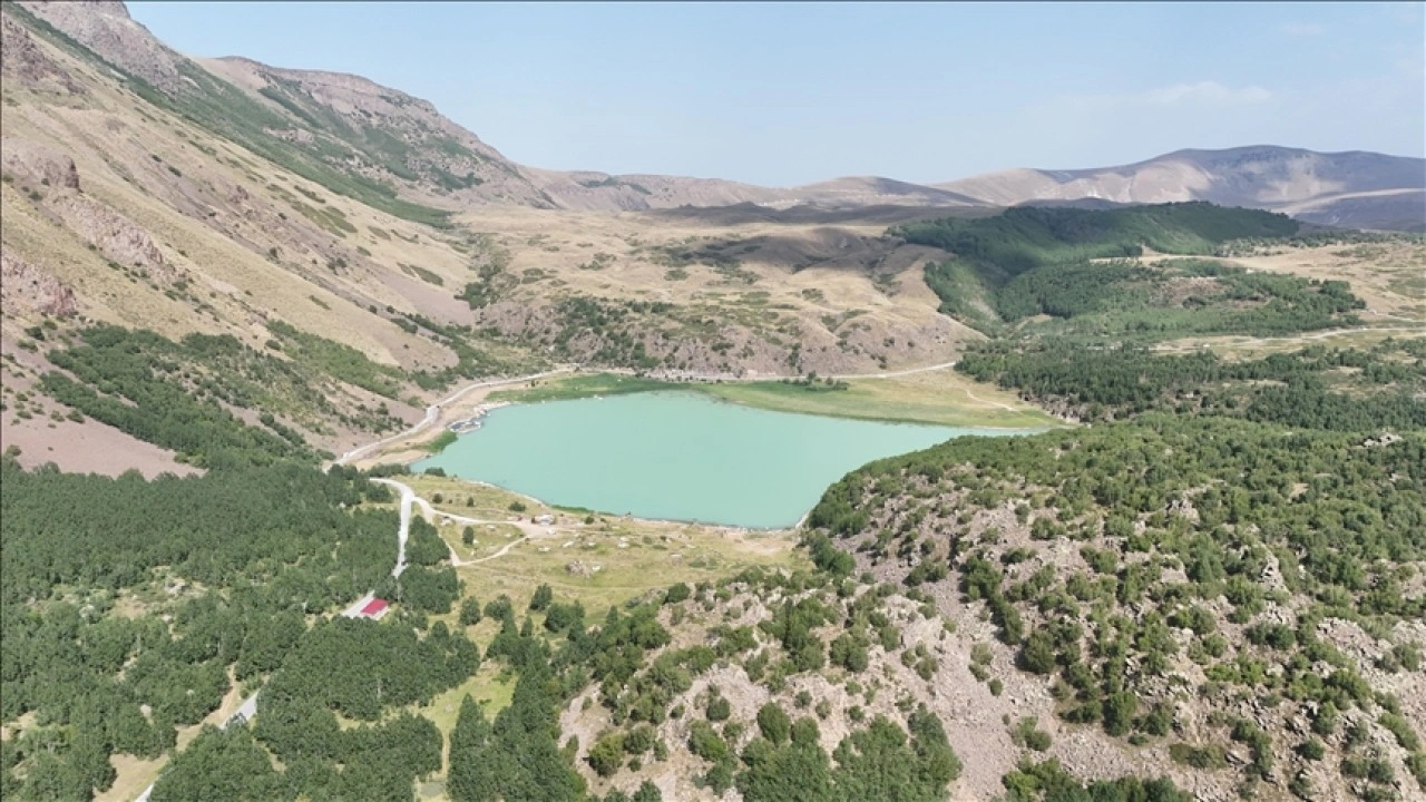 Nemrut Krater Gölü doğası ve serin havasıyla ziyaretçilerini ağırlıyor