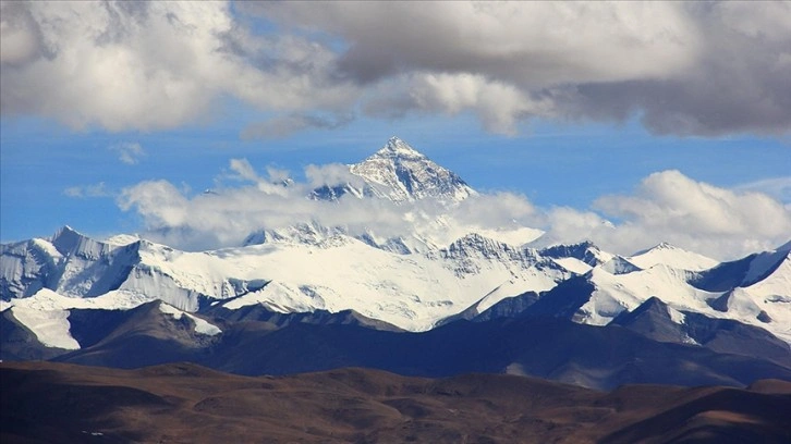 Nepalli kadın dağcı 10. kez Everest’e tırmanarak kendi rekorunu kırdı