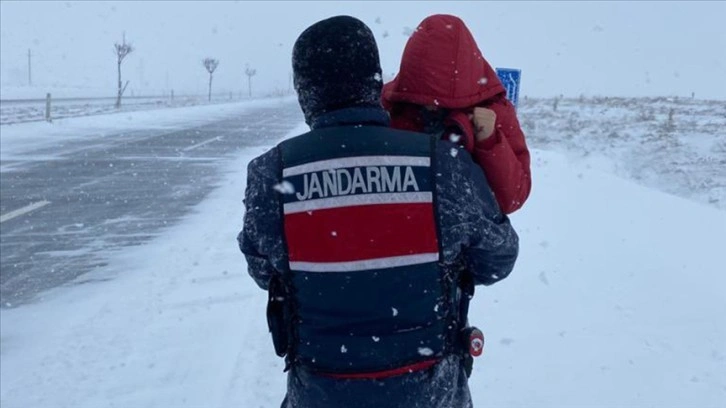 Nevşehir'de yolda mahsur kalanlar, jandarma karakolunda konuk edildi