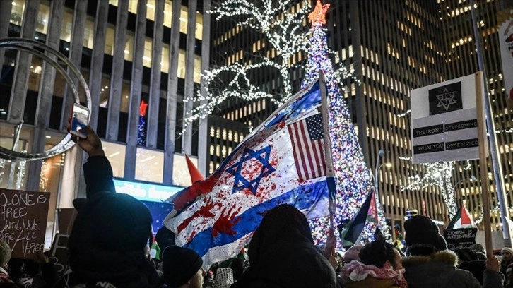 New York Kent Konseyi Üyesi, İsrail bayrağının renklerinde giydiği elbiseyle tepki topladı