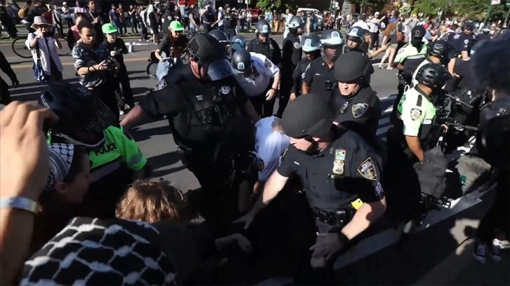 New York'taki Filistin'e destek gösterileri sırasında AA foto muhabirine polisten sert müd