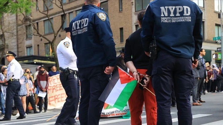New York'taki Met Gala etkinliği yakınlarında Filistin'de destek gösterisi düzenleyenlere