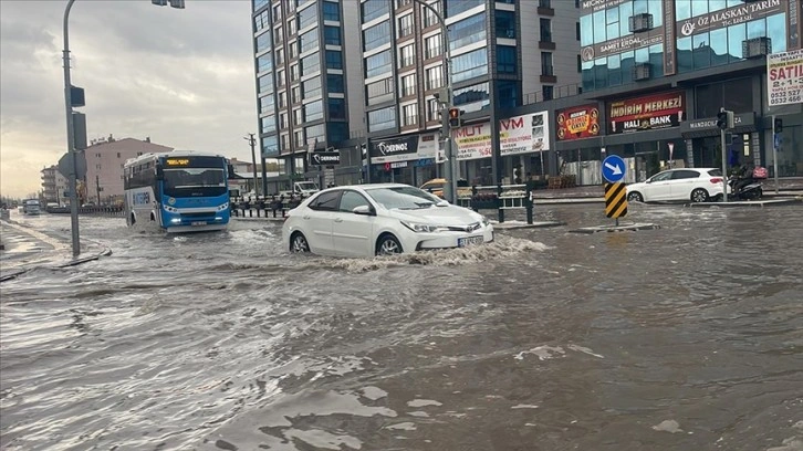 Niğde'de sağanak ve dolu hayatı olumsuz etkiledi