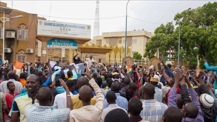 Nijer'de darbe destekçileri sokağa indi