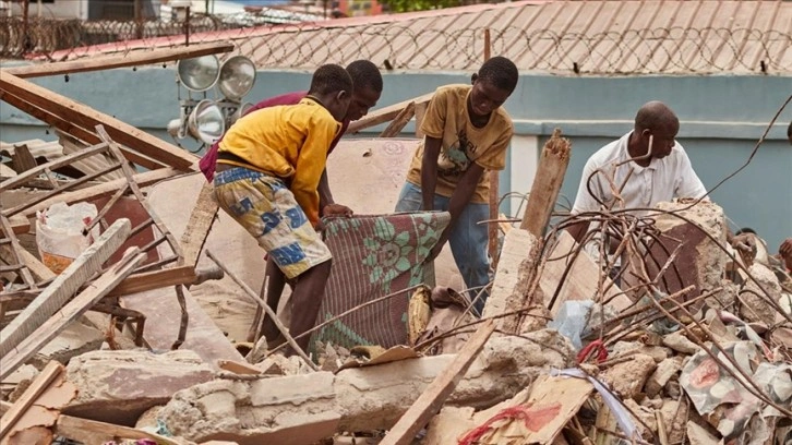 Nijerya'da 3 katlı bina çöktü: 8 ölü