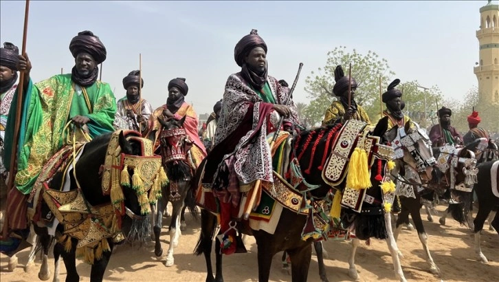 Nijerya'da bayram gelenekleri atlı geçit törenleriyle renkleniyor