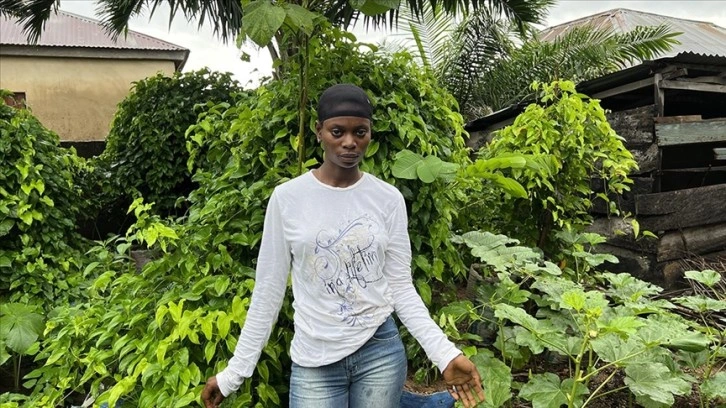Nijeryalı genç kız bahçede kurduğu 