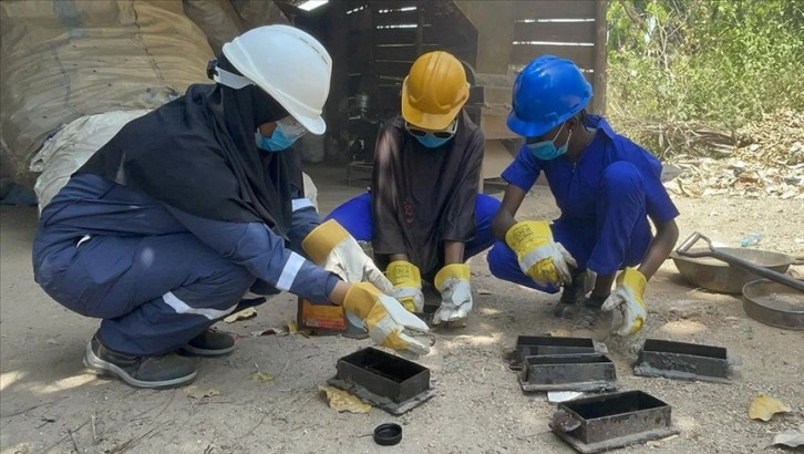 Nijeryalı kadın girişimci, genç kızlara plastik atıktan parke taşı yapmayı öğretiyor