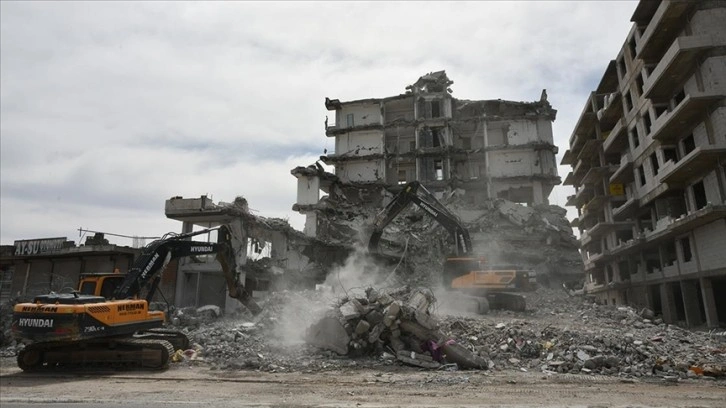 Nurdağı'nda bina yıkım ve enkaz kaldırma çalışmaları sürüyor