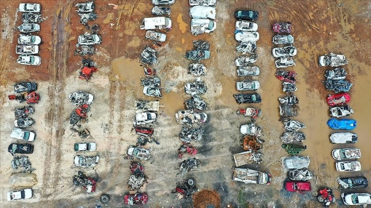Nurdağı'nda enkazdan çıkarılan hasarlı araçlar sahiplerini bekliyor