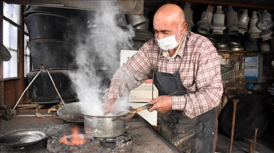 Ocakbaşında büyüyen 77 yaşındaki Enver usta, baba mesleği kalaycılığı yaşatmaya çalışıyor