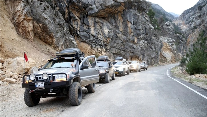 Offroad tutkunları zorlu yolları kırsaldaki depremzedeler için aştı