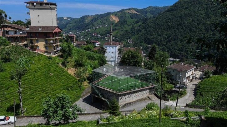 Oflu gençler çay alım yerinin damında yapılan halı sahada futbol oynuyor