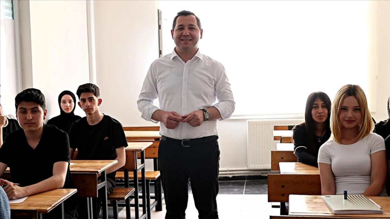 Öğrencilere İngilizce kursu Belediye Başkanı tarafından veriliyor