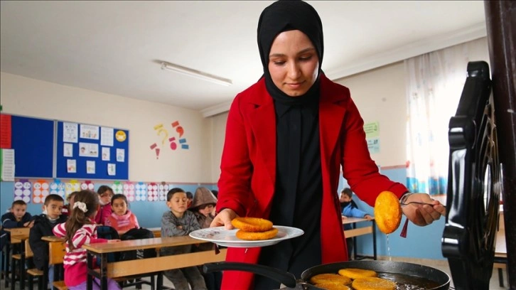 Öğrencileri için sınıf sobasında pizza ve hamburger hazırlıyorlar