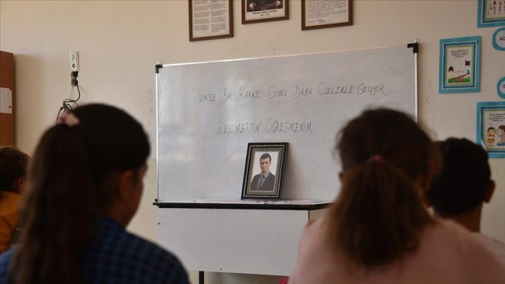 Öğrencileri, PKK'lı teröristlerce şehit edilen Necmettin Öğretmen'i karne gününde unutmadı