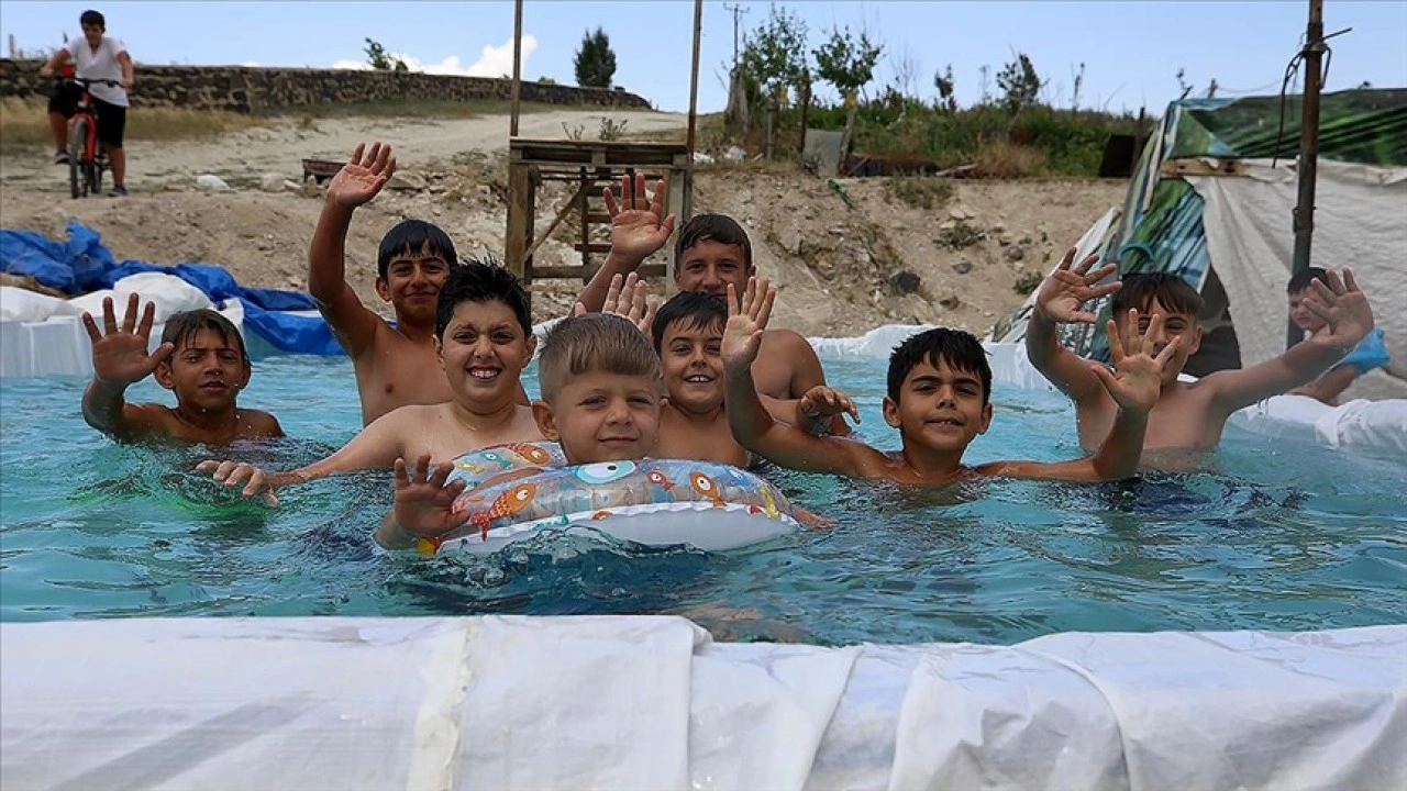 Öğretmen Berhan'ın "köy havuzu" çocukların yaz neşesi oldu