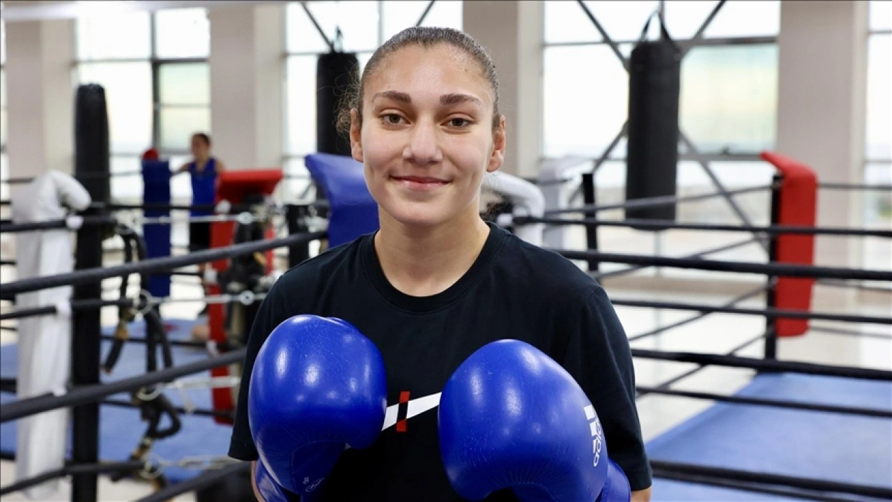 Öğretmeninin tavsiyesiyle boksa başlayan Gamze, yeni şampiyonluklar için hazırlanıyor