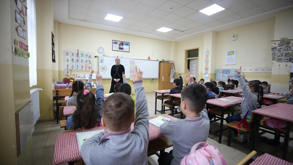 Öğretmenlerin il içi isteğe bağlı yer değiştirme başvuruları 12 Mayıs'ta başlıyor