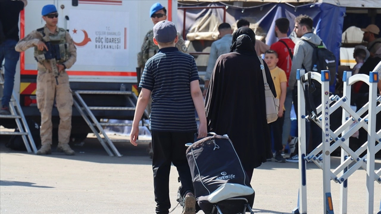 Okulların kapanmasıyla Türkiye'deki Suriyelilerin ülkelerine dönüşleri yoğunlaştı