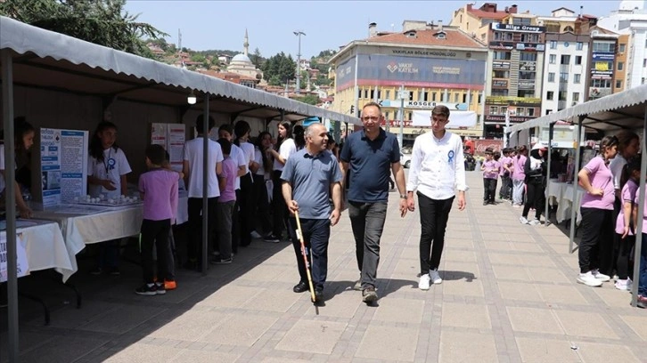Okullarındaki görme engelli çalışana yardımcı olmak için