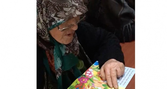 Okuma hayalini 76 yaşında gerçekleştirdi