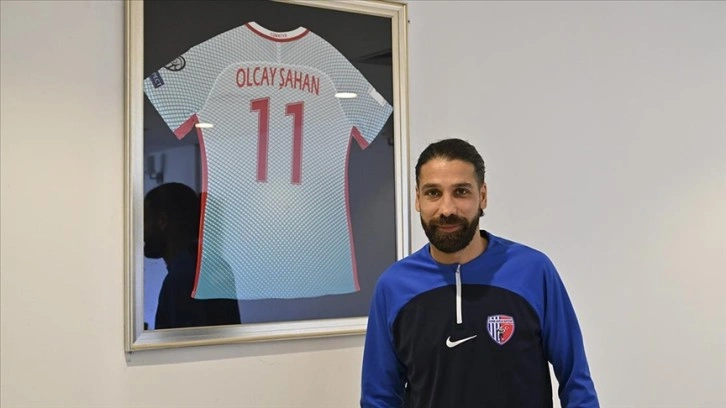 Olcay Şahan, Ankaraspor'da genç futbolculara tecrübelerini aktarıyor