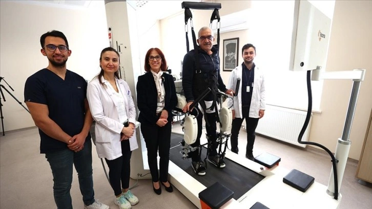 Omurilikteki sinirleri zedelenen Azerbaycanlı Türkiye'de robotik rehabilitasyonla yürümeye başl