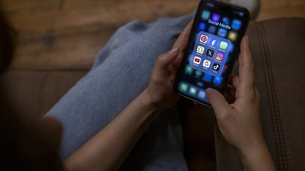 Oprah Winfrey, Avustralya'daki 16 yaş altındakilere sosyal medya yasağını övdü