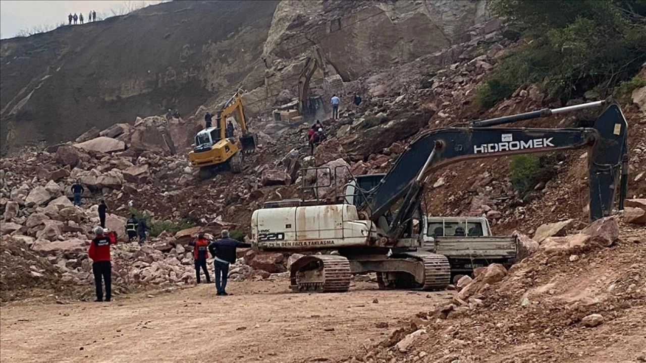 Ordu'da taş ocağı şantiyesinde göçük altında kalan işçiyi arama çalışmaları sürüyor