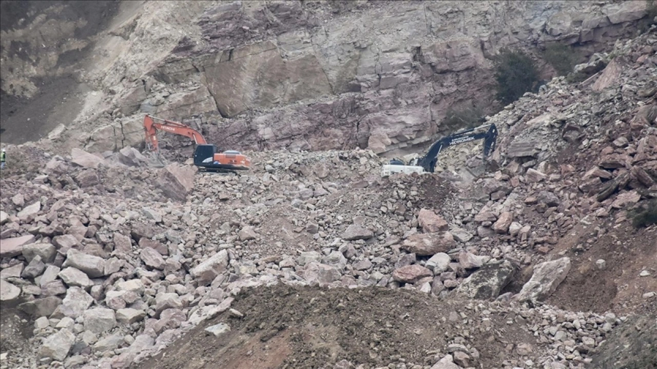 Ordu'da taş ocağı şantiyesinde göçük altında kalan işçiyi arama çalışmalarına yeniden başlandı