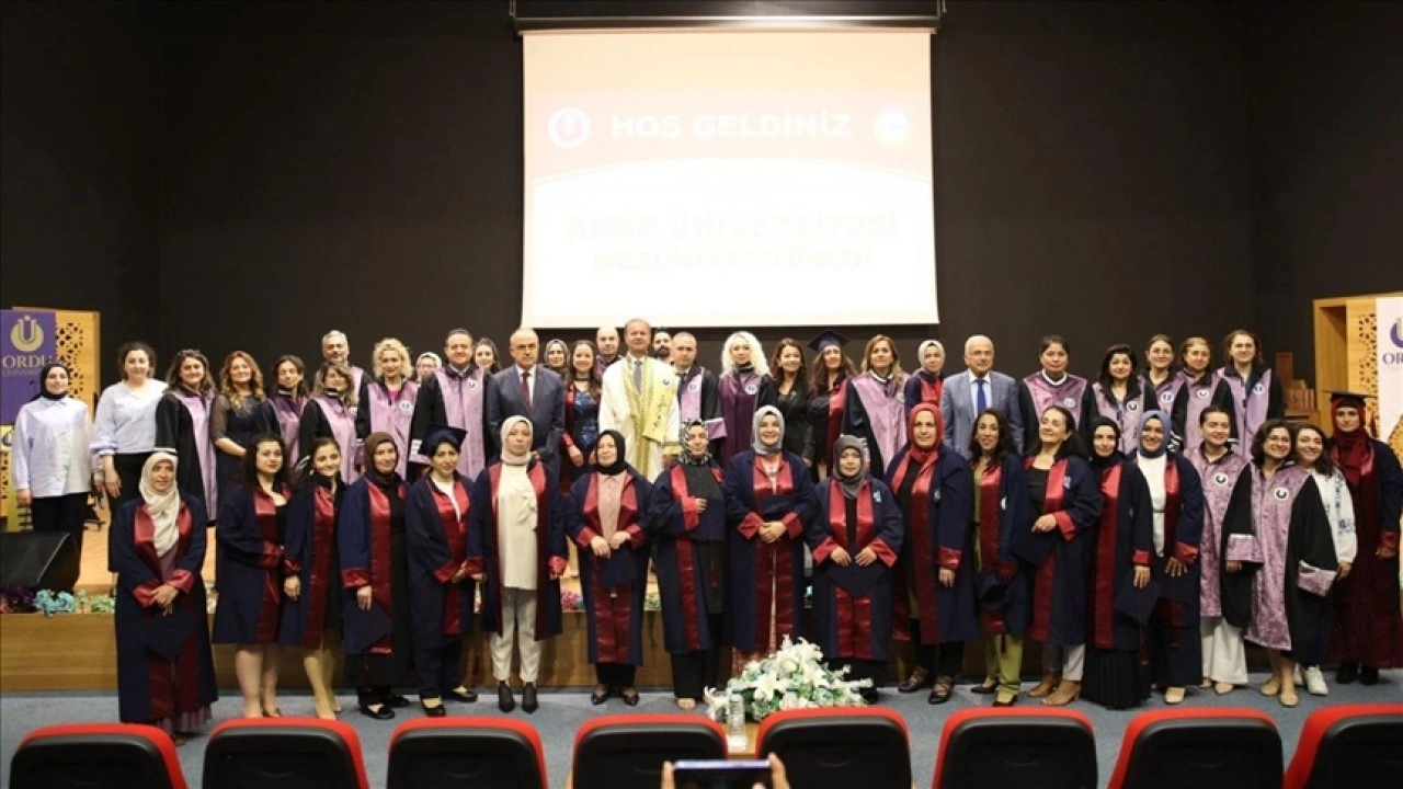 Ordu'daki Anne Üniversitesinden 21 kadın mezun oldu
