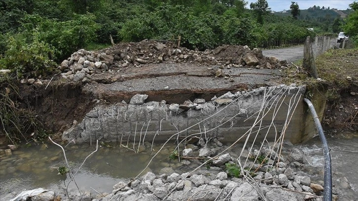 Ordu'da üç ilçenin bağlantı yolu heyelan nedeniyle ulaşıma kapandı