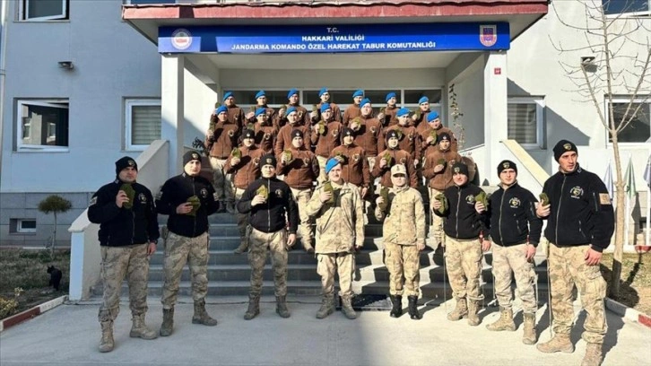 Ördükleri çorapları Hakkari'deki Mehmetçiğe gönderdiler