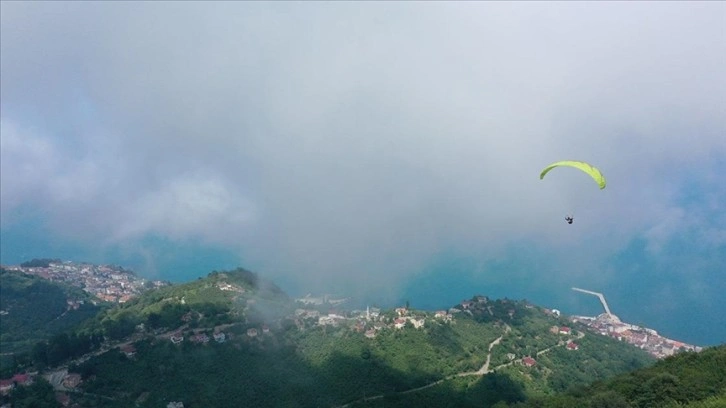 Ordu'nun 500 rakımlı Boztepe'si yamaç paraşütü tutkunlarını ağırlıyor