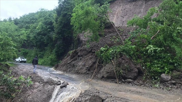 Ordu'nun İkizce ilçesinde sağanak bazı yollarda hasara yol açtı