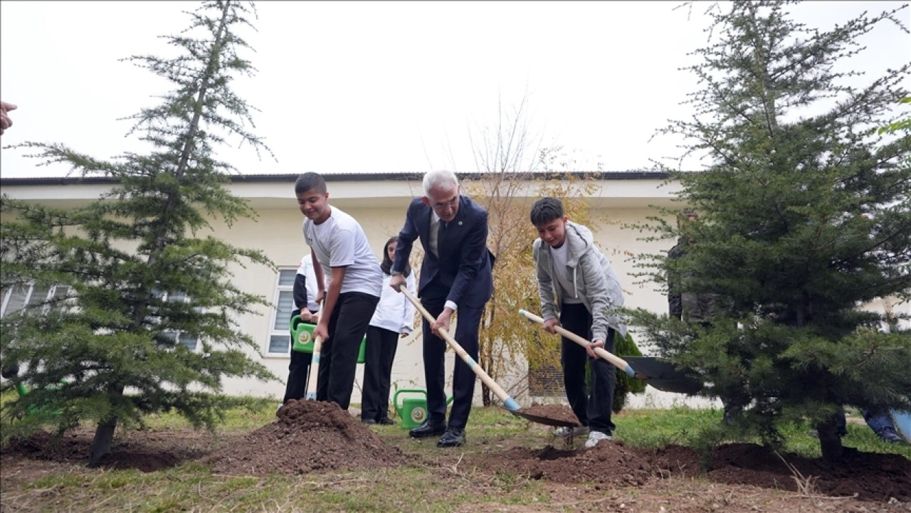 Orman Genel Müdürlüğü, bugüne kadar Ankara'da 320 okulun bahçesine fidan dikti