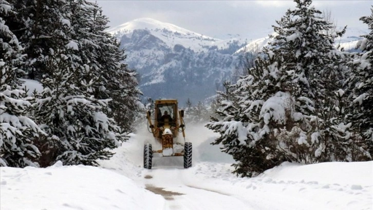 Orta ve Doğu Karadeniz'de kar nedeniyle 946 yerleşimin yolu kapandı