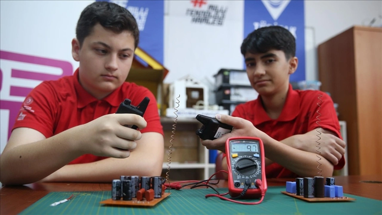 Ortaokul öğrencileri elektromanyetik alanlardan "elektrik hasadı" yapıyor