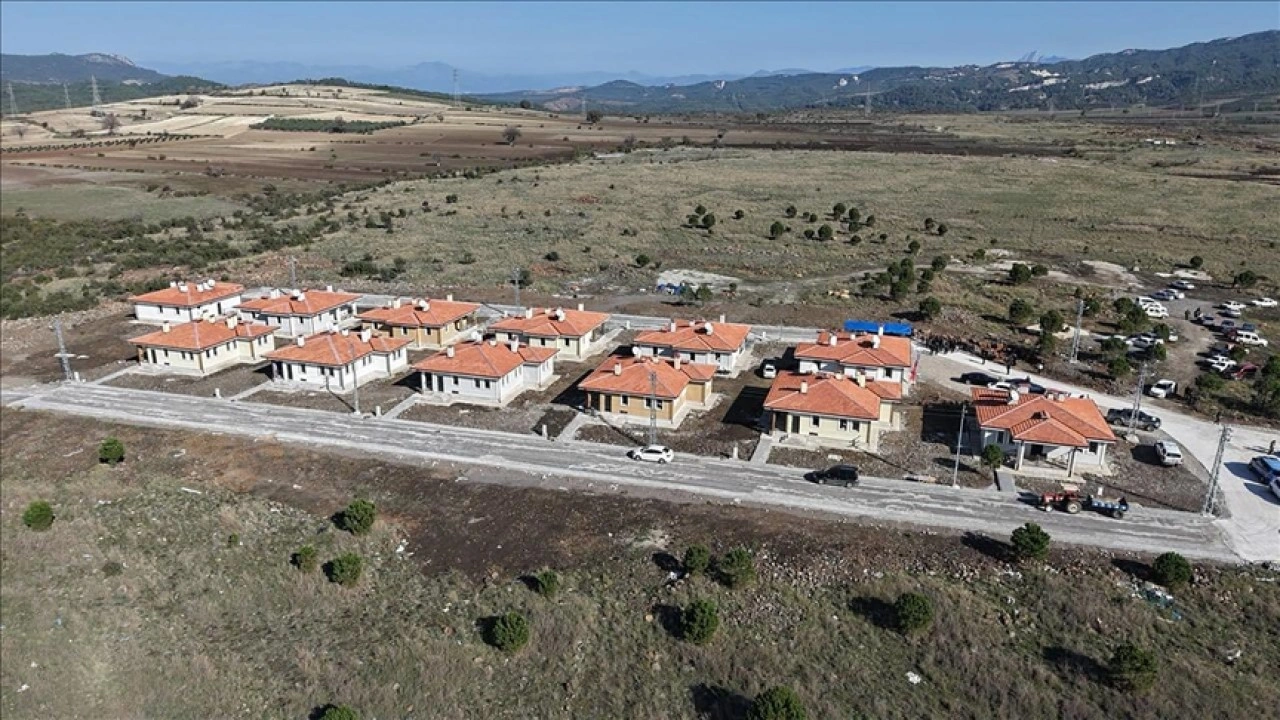 Osmaniye'de yapımı tamamlanan 12 köy evi depremzedelere teslim edildi