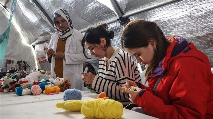 Osmaniye'de depremden etkilenen kursiyerler afetzede çocuklar için oyuncak örüyor