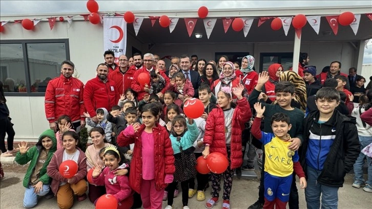 Osmaniye'de depremzedelerin yaşadığı konteyner kentte '100. Yıl Kütüphanesi' açıldı