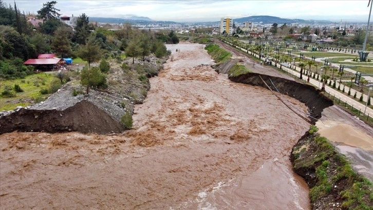 Osmaniye'de Karaçay Deresi'nin kenarındaki toprak yol çöktü