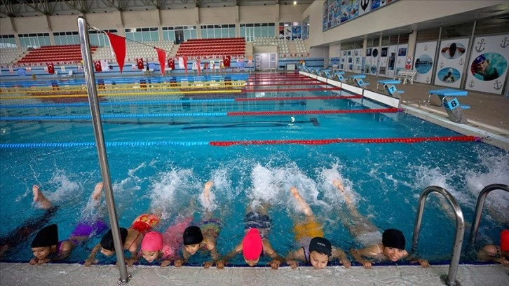 Osmaniye'de köy çocukları olimpik havuzda yüzme öğreniyor