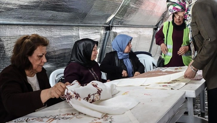 Osmaniyeli kadınlar depremin travmasını el işiyle atlatmaya çalışıyor