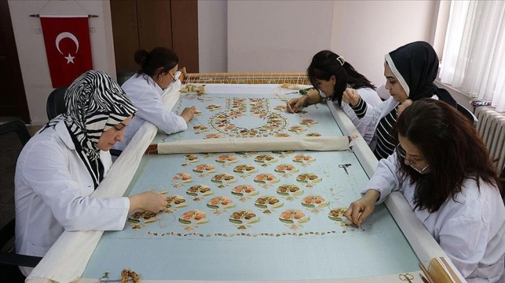 Osmanlı dönemi berber önlükleri Adanalı kadınların elinde yaşatılıyor