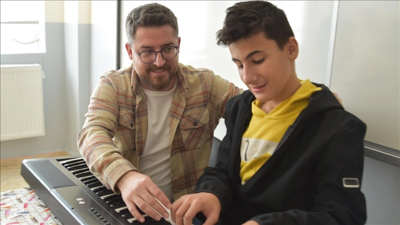 Otizmli Muhammed Yusuf, piyano melodileriyle hayatını renklendiriyor